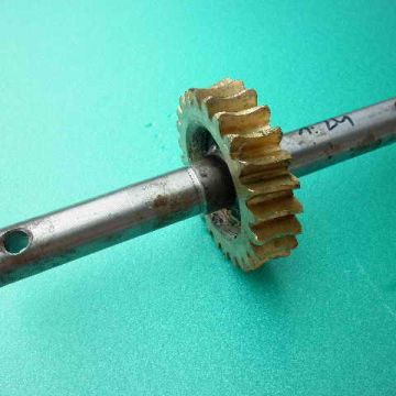 Pinion din bronz 1:24 motosape SZENTKIRALY